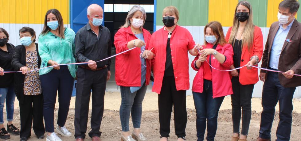 Vecinos de La Estrella reciben renovado estadio municipal La Aguada