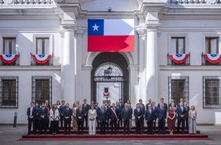 Subsecretario de Desarrollo Regional y Administrativo, Sebastián Figueroa Melo, junto al Presidente de la República y los subsecretarios de Estado durante la fotografía oficial realizada en el Palacio de La Moneda.
