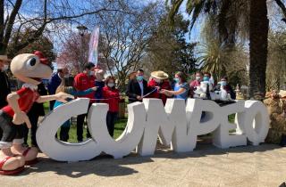 Inauguran letras turísticas de remozada plaza de Cumpeo