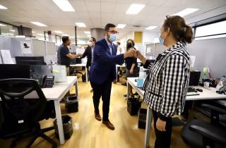 Subsecretario Miguel Crispi saluda a funcionarios